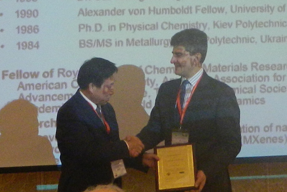 Gogosti receiving the NMS award
